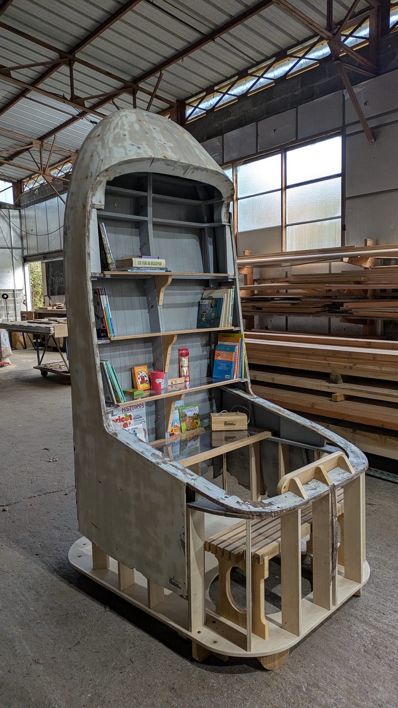 La Cabine Bibliothèque et son banc, vue de trois quarts