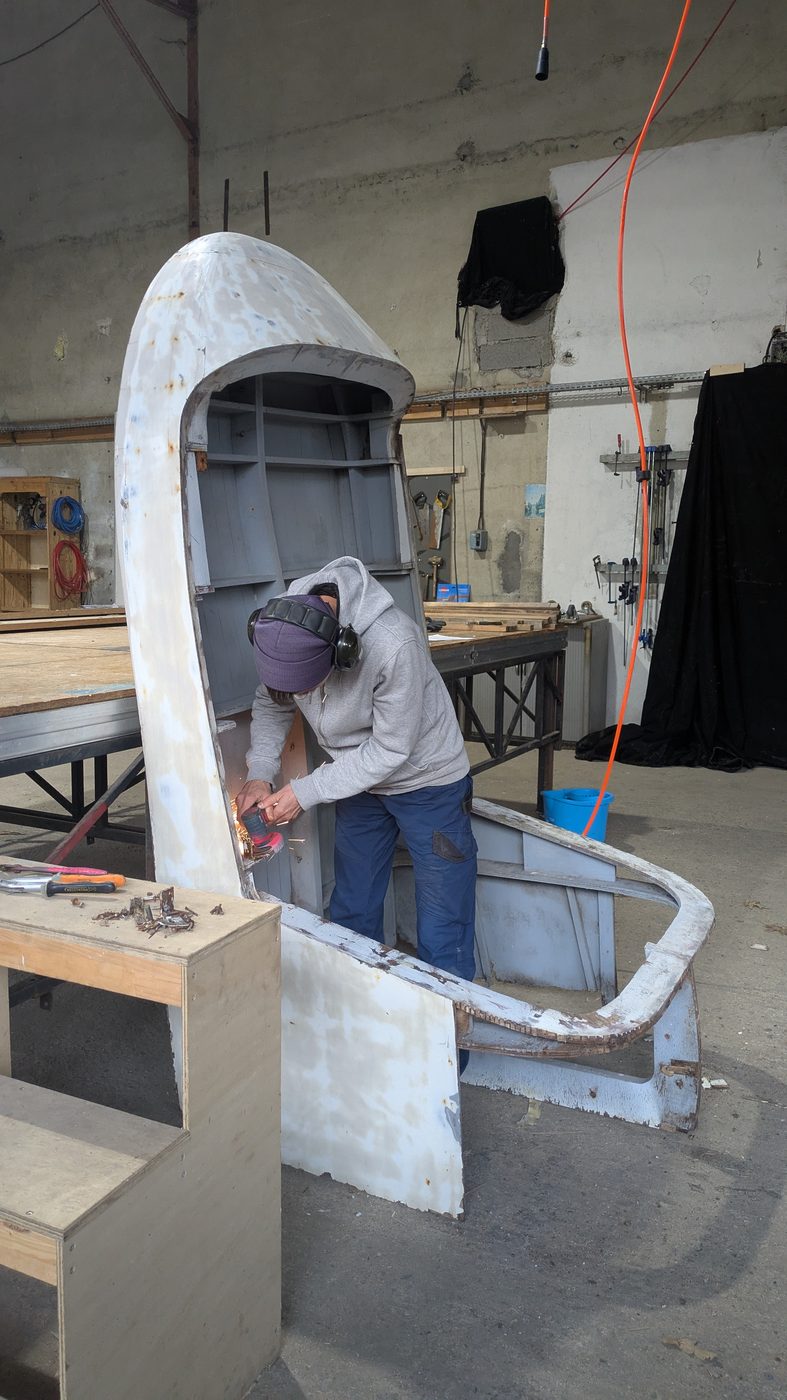 Ponçage et préparation du cockpit dans l’atelier