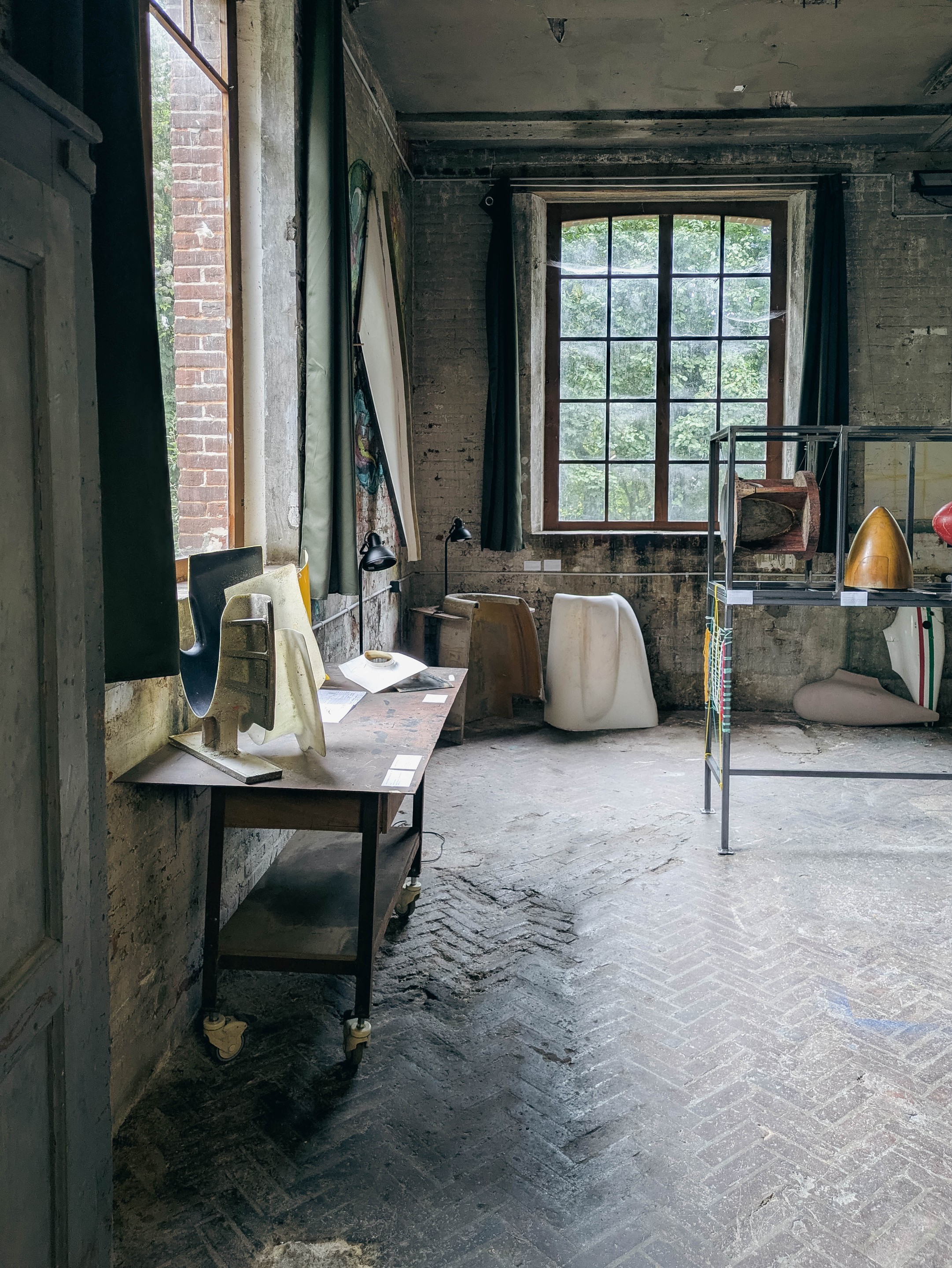 Table d’atelier avec pièces d’avion en composite et fiches d’archives