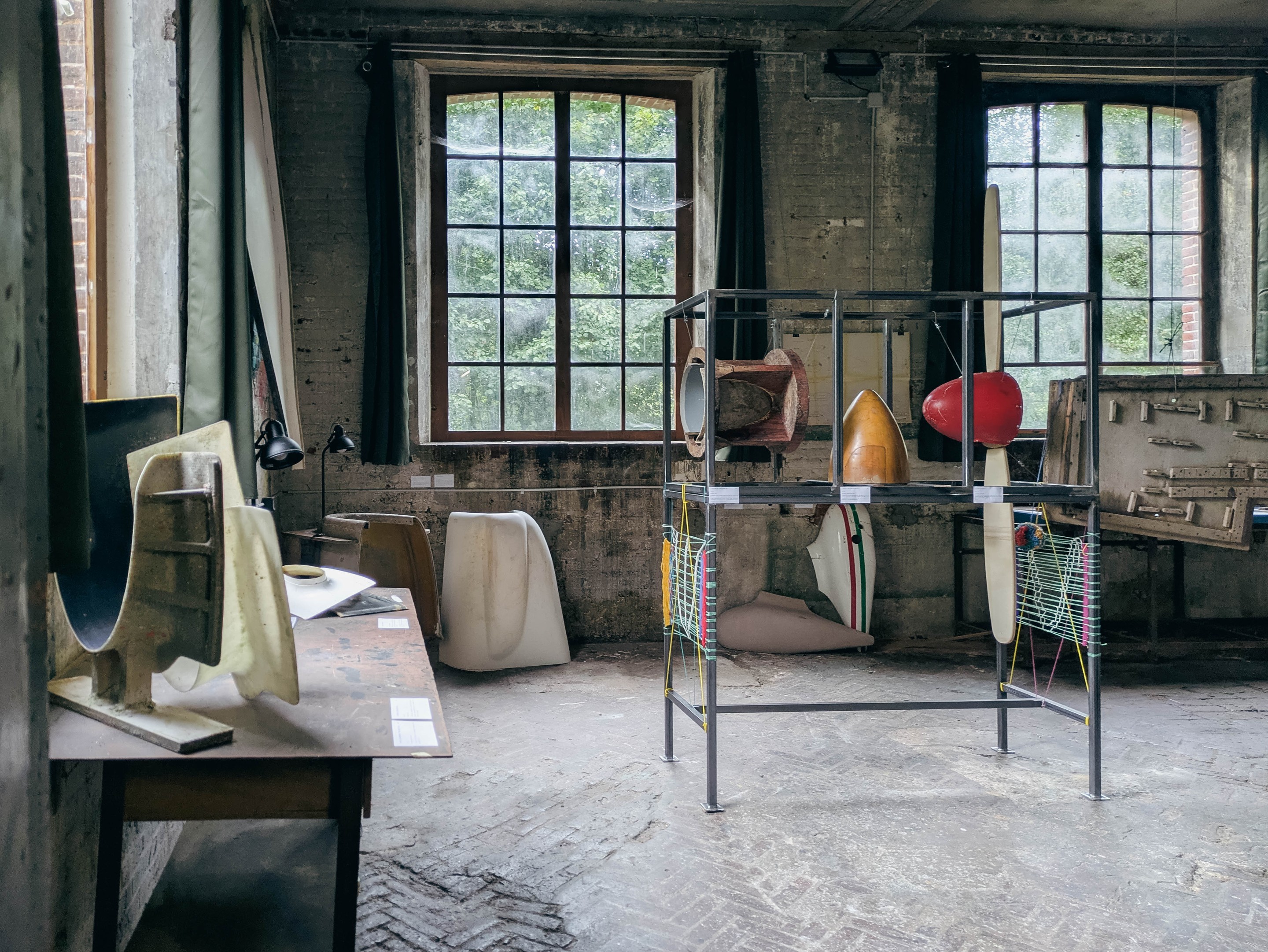 Vitrine métallique présentant nez d’hélice, hélice et carénages